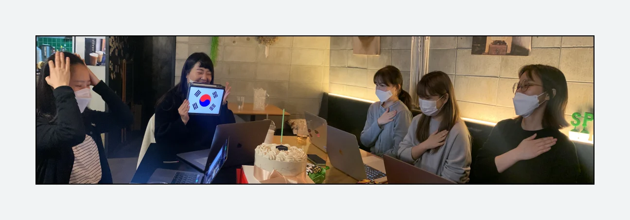 웃겨하면서도 전부 경례했다